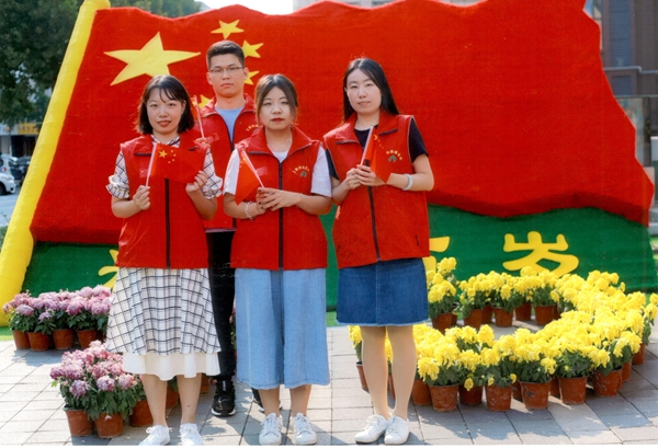 山东J9直营网集团党委助力“双报到”社区 开展“我和国旗同框”活动