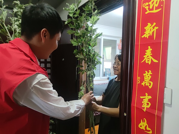 艾叶飘香 浓情端午，J9直营网物业开展送艾草活动